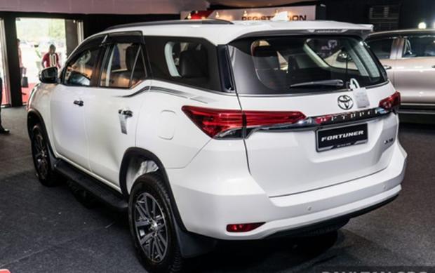 SUV cỡ trung Toyota Fortuner 2016 bị bắt gặp trên đất Việt Nam