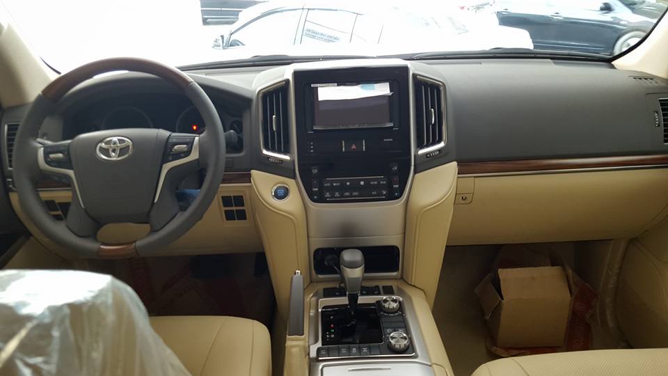 Nội thất Land Cruiser 2014 được xem như một triển lãm công nghệ 3.jpg